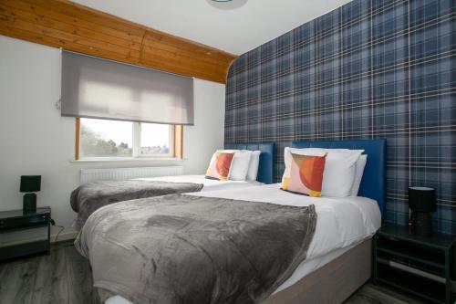 Contractors & Leisure & Free Parking & Town Centre