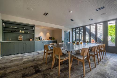 a kitchen and dining room with a table and chairs at Le Saint-Nicolas in La Rochelle