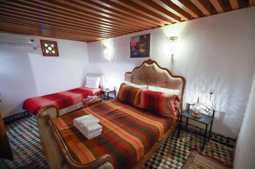 Una cama o camas en una habitación de Riad Fes Iline