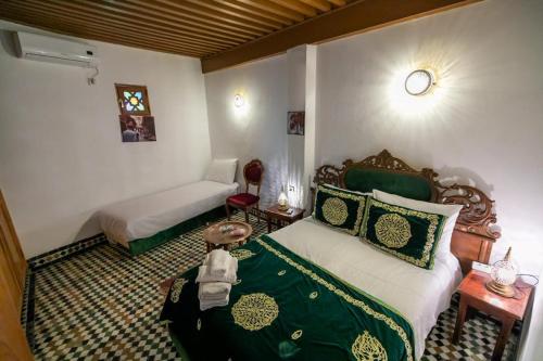Una cama o camas en una habitación de Riad Fes Iline