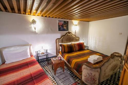 Una cama o camas en una habitación de Riad Fes Iline
