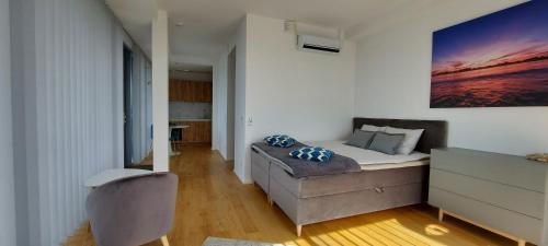 - une chambre avec un lit et une chaise dans l'établissement Ringi Rannakivi Residents, à Pärnu