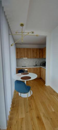Cette chambre comprend une table et une chaise bleue. dans l'établissement Ringi Rannakivi Residents, à Pärnu