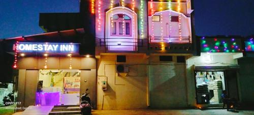 un edificio con luces de Navidad encima en Homestayinn en Ahmedabad