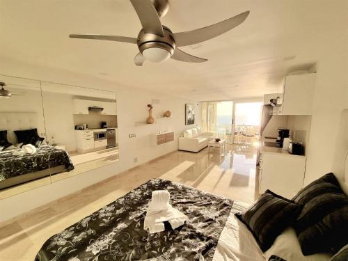 a large living room with a ceiling fan at Sunset Ocean in Arguineguín