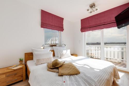 Un pat sau paturi într-o cameră la Ferienhaus Captains Hus