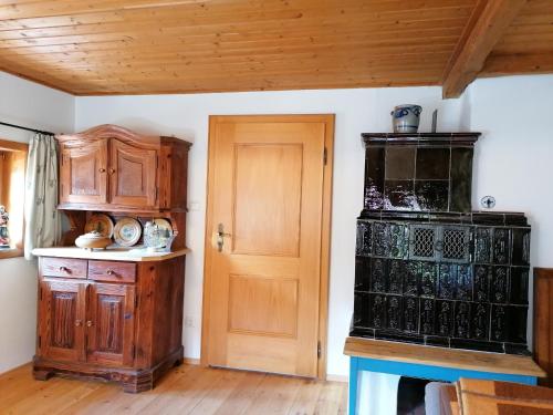 ジークスドルフにあるFerienhaus Villa klein Venedigのキッチン(木製コンロ、木製ドア付)