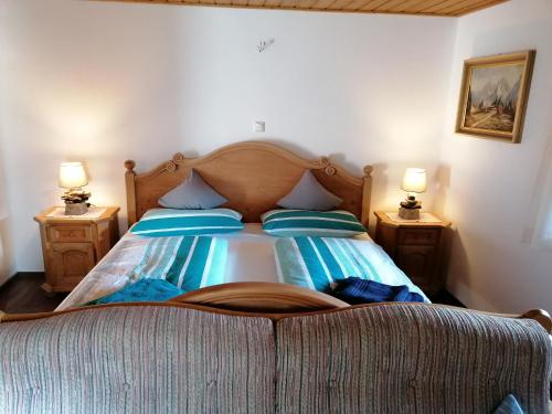 ジークスドルフにあるFerienhaus Villa klein Venedigのベッドルーム1室(ベッド1台、ナイトスタンド2台付)