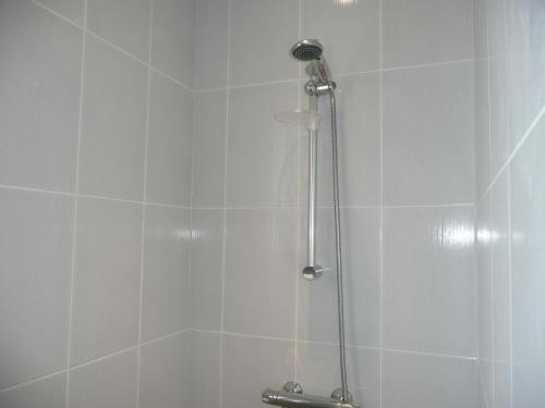 une douche dans une salle de bain avec une porte vitrée dans l'établissement Apartment in Lilia near Sandy Kastell Ac'h Beach, à Plouguerneau