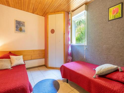 Habitación con 2 camas y ventana en Beautiful villa in Les Salelles with private pool, en Sallelles