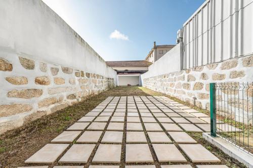 un mur en pierre avec un portail et un trottoir dans l'établissement GuestReady - Back to Road to Greenhouse, à Porto