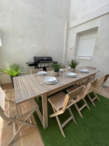 una mesa de madera y sillas en la sala de estar. en UIM Mediterraneo PB Columbretes 12 Wifi en Puerto de Sagunto