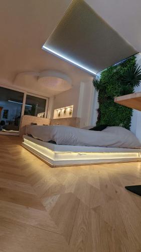 ein Schlafzimmer mit einem Bett mit einer Pflanze an der Wand in der Unterkunft Ikigai in Muhlbach-sur-Munster