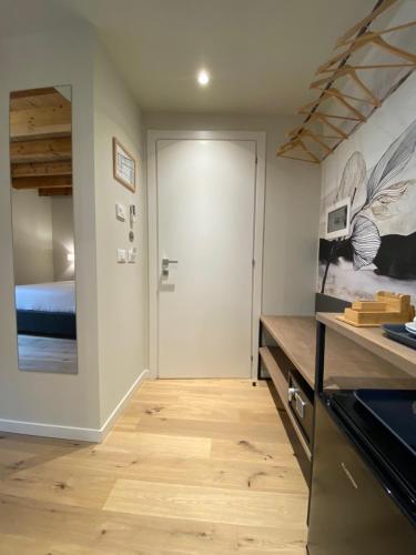 una cocina con una puerta que conduce a un dormitorio en Malvezzi24 Boutique Rooms, en Desenzano del Garda