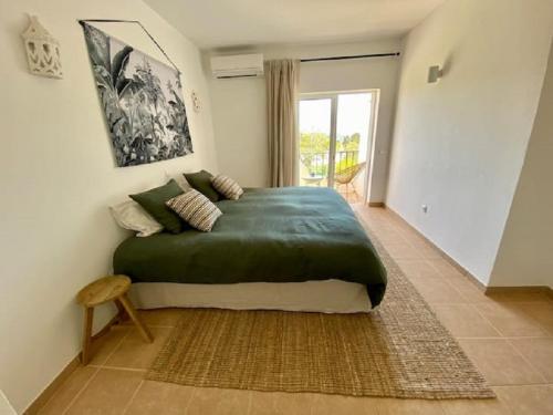 um quarto com uma cama grande num quarto em Serenity T3, 2 terraces seaview 600m beach na Praia da Luz