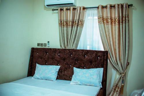 Ένα ή περισσότερα κρεβάτια σε δωμάτιο στο Luxury 3-Bedroom Duplex FAST WIFI & 247Power