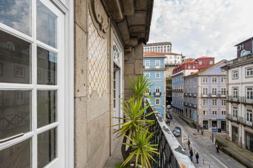 uma varanda com vista para uma rua da cidade em GuestReady - Grandeur River Terrace no Porto