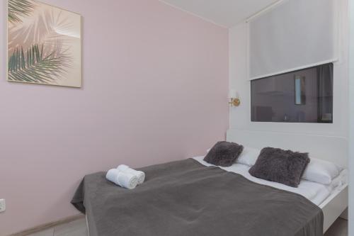 Katil atau katil-katil dalam bilik di Apartaments Solec 79 by Noclegi Renters