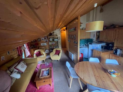 - une vue de tête sur un salon et une cuisine avec une table dans l'établissement Bel appartement au décor Montagnard - 80m2, aux Contamines-Montjoie