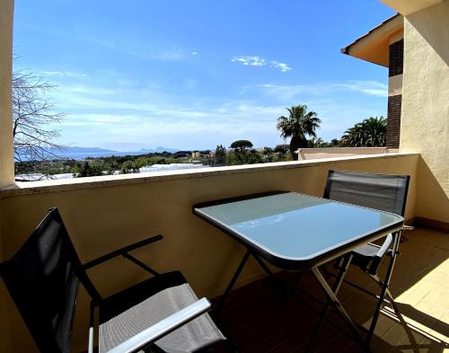 una mesa y sillas en un balcón con vistas en Villa Viuli, en Torre del Greco