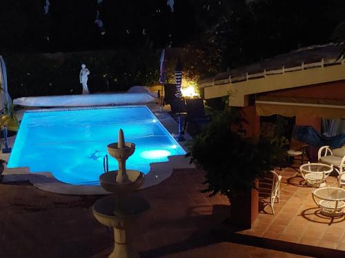 Uitzicht op het zwembad bij Beautiful modern 4 bedroom villa with heated pool and cinema in Las Lagunas de Mijas of in de buurt
