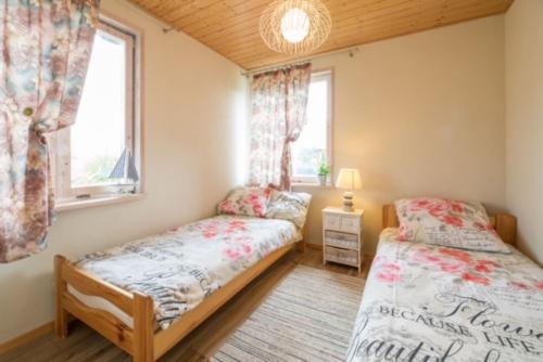 a bedroom with two twin beds and a window at Domki u Olgi in Rusinowo