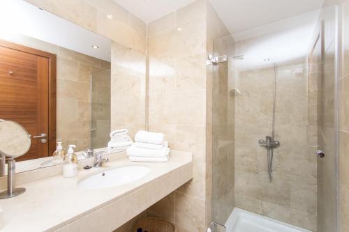 Un baño de Apt Tramuntana by JS Villas