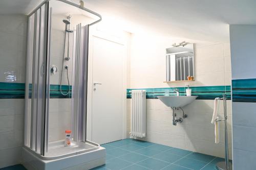 un baño con ducha y lavabo en Casetta Primo Sole Apartments, en Policoro