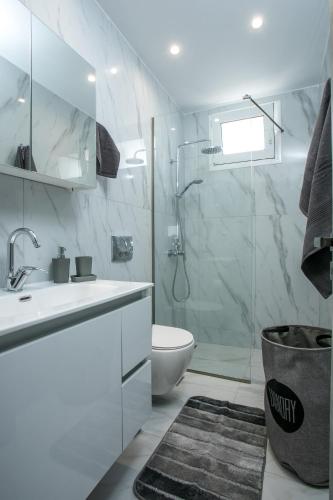 Salle de bains dans l'établissement Casa Antonis - Modern Home with Jacuzzi near Faliraki