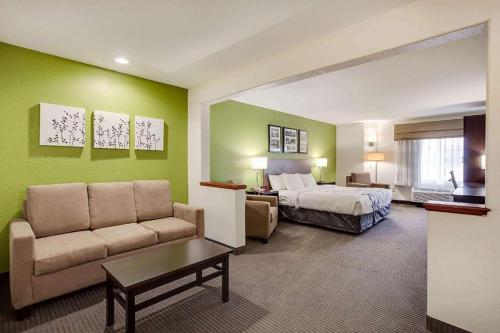 une chambre d'hôtel avec un lit et un canapé dans l'établissement Baymont by Wyndham Milan, à Milan