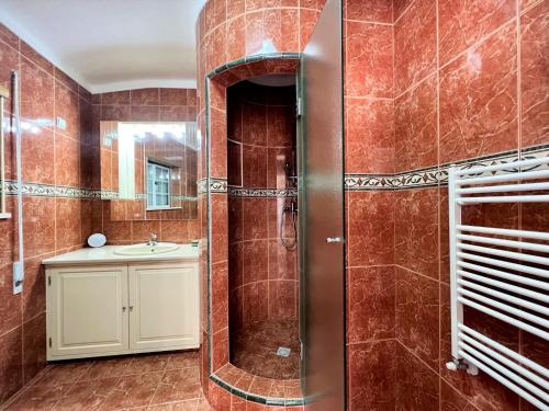 ein Bad mit einer Dusche und einem Waschbecken in der Unterkunft Lagos Typical House by Homing in Lagos