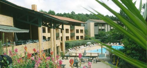 - un complexe avec une piscine entourée de personnes dans l'établissement Lacanau-Océan T3 terrasse 50m2 au sein d'un complexe touristique, à Lacanau-Océan