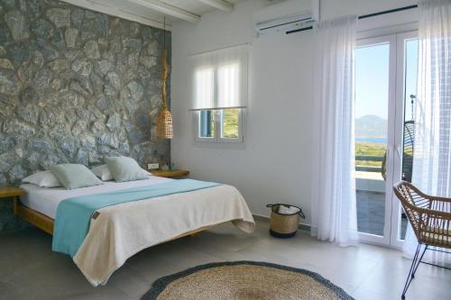 A bed or beds in a room at Hawk Stone