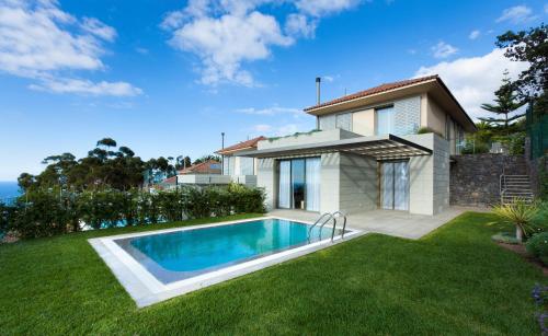 a house with a swimming pool in the yard at Coral Villas La Quinta in Santa Úrsula