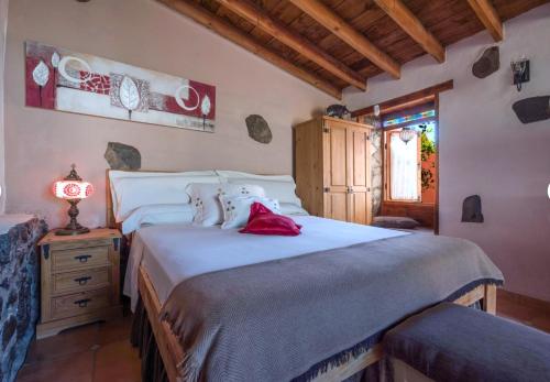 een slaapkamer met een groot bed en een raam bij LA FINQUITA 21 in Los Menores