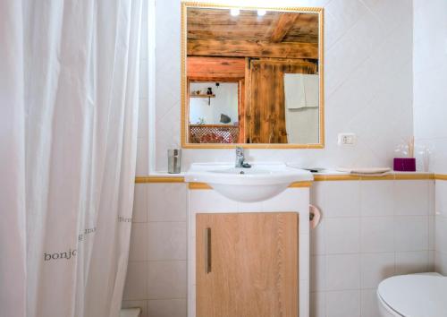 een badkamer met een wastafel en een spiegel bij LA FINQUITA 21 in Los Menores