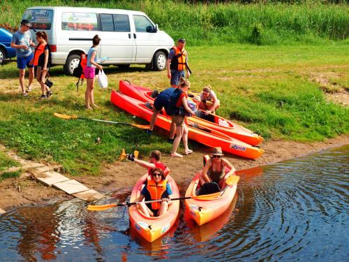 un grupo de personas en kayaks en el agua en Biebrza 24, en Sztabin