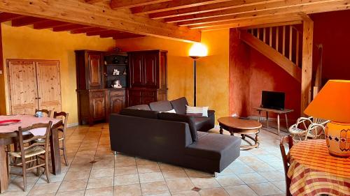 ein Wohnzimmer mit einem Sofa und einem Tisch in der Unterkunft Gites le Paradis - Superbe vue sur le Vercors Dominant le village in Pont-en-Royans