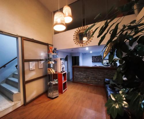 een kamer met een lobby met een koelkast en een bar bij Alegrias Inn Hotel in Cuzco