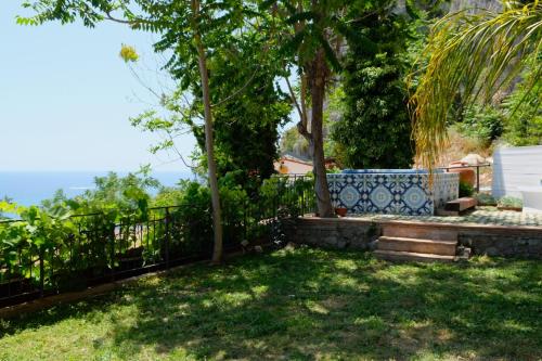 un jardin avec un banc et une clôture dans l'établissement Casa Paradiso, à Terracine