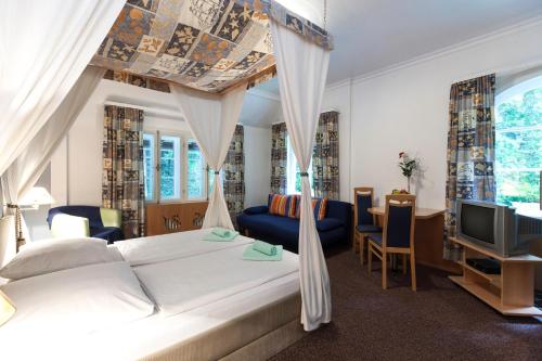 Ein Bett oder Betten in einem Zimmer der Unterkunft Schlossrestaurant Neuschwanstein