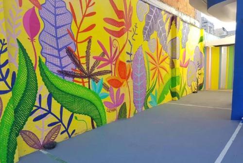 um corredor com um mural colorido na parede em Pousada Fortaleza em Fortaleza