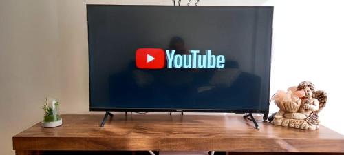 um ecrã de televisão com o logótipo do youtube em Costanera Posadas-DepartamentoTemporario-Cochera em Posadas