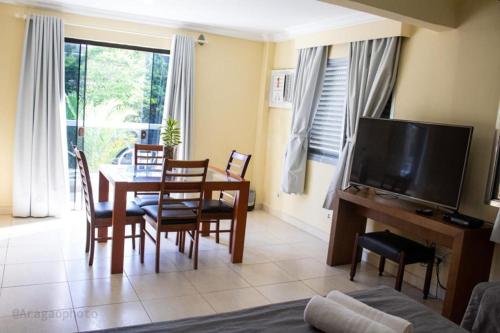 Televisyen dan/atau pusat hiburan di Charme Hotel Guarujá Frente Mar
