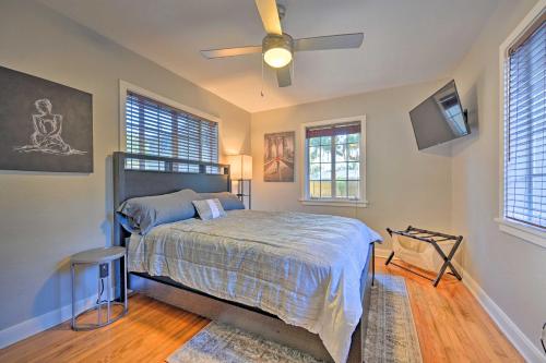 um quarto com uma cama e uma ventoinha de tecto em Winter Haven Abode Near Lakes and Attractions em Winter Haven