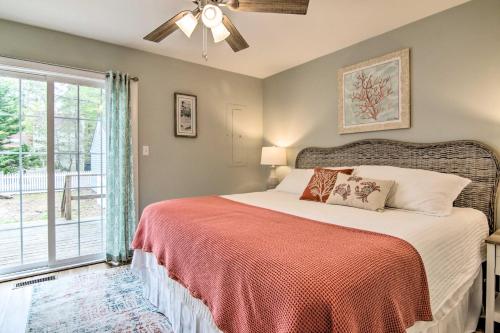 - une chambre avec un lit et une couverture rouge dans l'établissement Ocean View Escape with Sunroom and Water Access!, à Ocean View