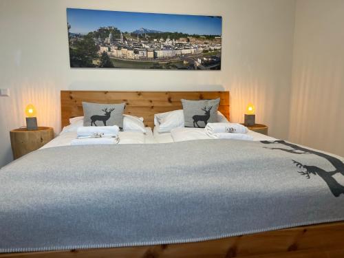 um quarto com uma cama grande e 2 candeeiros em Landgasthof Rechenwirt em Elsbethen