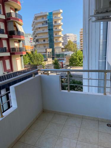 un balcone con vista sulla città di DaLucas Apartment a Vlorë