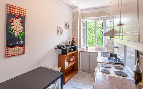 een keuken met een fornuis en een aanrecht bij Sunny apartment on the 2nd floor in bohemian Psiri in Athens' historic center-In Vivo Apartments in Athene