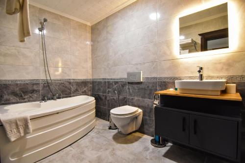 Green Palace Suite Hotelにあるバスルーム